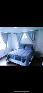 Bett in einem Schlafzimmer mit Fenster in der Unterkunft Lovely 1-bedroom rental unit with free parking in Washington