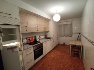 Kuchyň nebo kuchyňský kout v ubytování Apartamento en Bueu