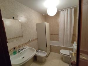 Kúpeľňa v ubytovaní Apartamento en Bueu