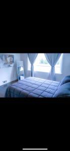Schlafzimmer mit einem Bett und einem Fenster in der Unterkunft Lovely 1-bedroom rental unit with free parking in Washington