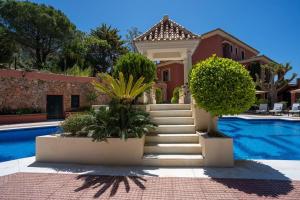 The swimming pool at or close to vituco34