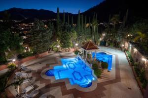 The swimming pool at or close to vituco34
