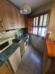 eine Draufsicht einer Küche mit Holzschränken in der Unterkunft Casa Chica in Cazorla