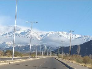 une route vide avec des montagnes enneigées en arrière-plan dans l'établissement Temporario Nonogasta, à Nonogasta