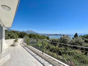 einen Balkon mit Blick auf das Wasser in der Unterkunft Green Villa in Olives in Bar