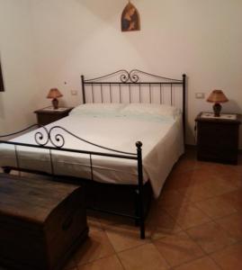 1 dormitorio con 1 cama grande y 2 mesitas de noche en Casa nel verde en Cannole