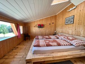 Ein Bett oder Betten in einem Zimmer der Unterkunft Hof-Tschannen
