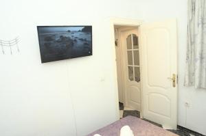 Televízia a/alebo spoločenská miestnosť v ubytovaní Habitación en el corazón del centro de Malaga