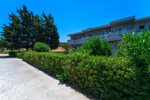 Vonkajšia záhrada v ubytovaní Yiasemi Faliraki Rooms