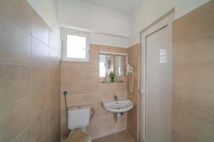 Kúpeľňa v ubytovaní Yiasemi Faliraki Rooms