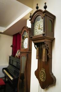 プレデアルにあるHotel Art Montanaのピアノ横時計