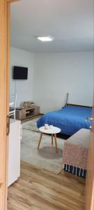 1 dormitorio con cama y mesa de centro en Apartman Studio Teona en Nova Varoš