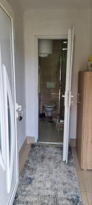Ванна кімната в Apartman Studio Teona +2 фото