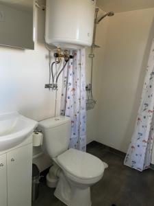 Koupelna v ubytování Kattalängan - Lilla huset + 14 fotografií