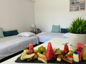 Tempat tidur dalam kamar di Eco Beach And Magic Garden Hotel