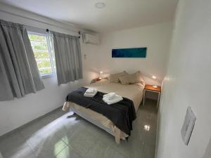 Un dormitorio con una cama con dos toallas encima. en Apart Nivel Cero, en Monte Hermoso 82 fotos más