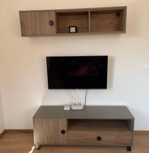 オフリドにあるDUKOの木製エンターテイメントセンターの上に座って薄型テレビを設置