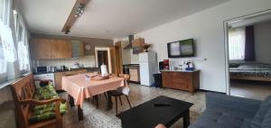 eine Küche und ein Wohnzimmer mit einem Tisch im Zimmer in der Unterkunft Gästehaus Maurer in Gau-Weinheim