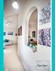 una sala de estar con un arco en la pared en Casa Ayari - 3 Habitaciones - 2 a 6 personas - WIFI- AC, en Cancún
