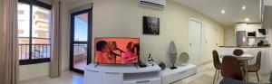 Moderno Apartamento en Primera línea Paseo Marítimo Fuengirola的厨房或小厨房