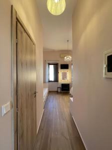 un pasillo vacío con una puerta y una habitación en AF Guest House, en Areopoli