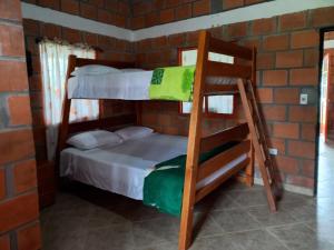 Bunk bed o mga bunk bed sa kuwarto sa Finca Villa Gabriela