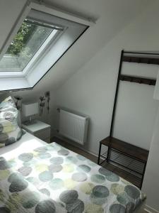 1 dormitorio con cama, ventana y escalera en Ferienwohnung Muh - Ostfriesland nähe Nordsee, en Rechtsupweg