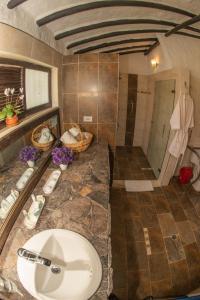 a bathroom with a sink, toilet and tub at Hotel Termales El Batan in Cuítiva
