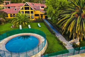 an aerial view of a house with a swimming pool at Hotel Termales El Batan in Cuítiva