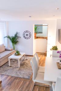 een woonkamer met een bank en een tafel bij Orchideen Apartment in Villach
