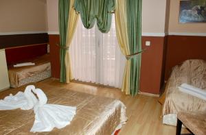 A bed or beds in a room at Uni Palas