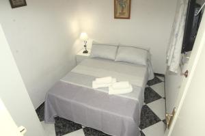 Posteľ alebo postele v izbe v ubytovaní Habitación en el corazón del centro de Malaga