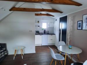 una cocina con 2 mesas y sillas en una habitación en Apartament na górce, en Uherce Mineralne
