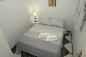 Posteľ alebo postele v izbe v ubytovaní Habitación en el corazón del centro de Malaga
