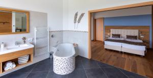 Postel nebo postele na pokoji v ubytování Greim15 --- ganzes Ferienhaus mit Fernsicht, Pool, Wellness