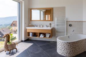 Koupelna v ubytování Greim15 --- ganzes Ferienhaus mit Fernsicht, Pool, Wellness