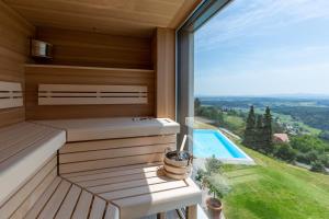 Bazén v ubytování Greim15 --- ganzes Ferienhaus mit Fernsicht, Pool, Wellness nebo v jeho okolí