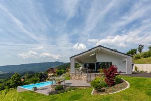 una casa su una collina con piscina di Greim15 --- ganzes Ferienhaus mit Fernsicht, Pool, Wellness a Deutschlandsberg