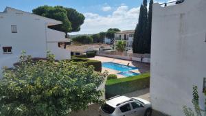 Bazén v ubytování Apartamento familiar con piscina y wifi nebo v jeho okolí