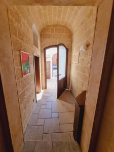 un corridoio di una casa con arco e porta di Buen Retiro - Casa Vacanze a Depressa