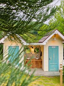 una casa con una puerta azul y dos ventanas en Casa cu Suflet, en Sighişoara