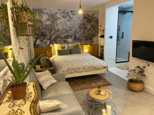 Postel nebo postele na pokoji v ubytování Superbe appartement avec jacuzzi avec jardin privé