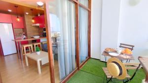 A kitchen or kitchenette at Sea Friendly Holiday Home
