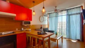 A kitchen or kitchenette at Sea Friendly Holiday Home