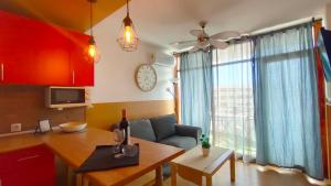A kitchen or kitchenette at Sea Friendly Holiday Home