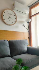 A seating area at Sea Friendly Holiday Home