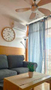 A seating area at Sea Friendly Holiday Home