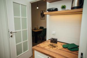 eine Küche mit einer hölzernen Arbeitsplatte in einem Zimmer in der Unterkunft Baia di Cattaro in Kotor