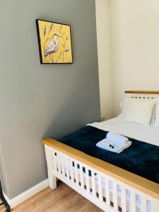 Кровать или кровати в номере Handpost Mews