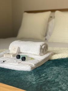 Кровать или кровати в номере Handpost Mews